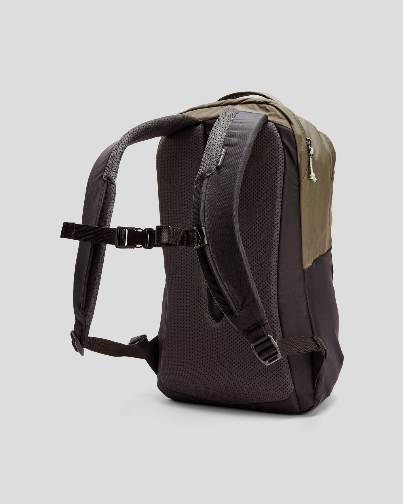 b0789_586_axon_everyday_backpack_25l_f_1743630909000