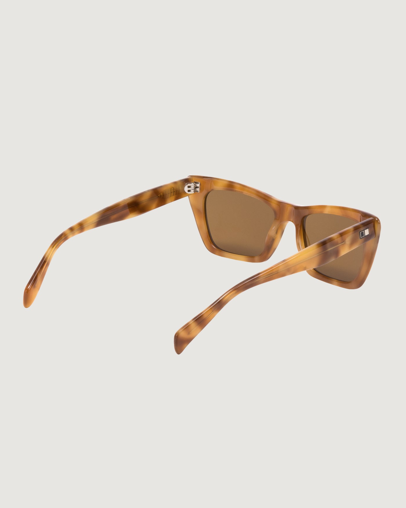 b0831_oio_otis_currents_sunglass_c_1743731802000